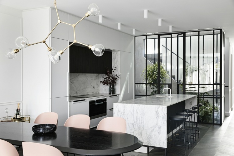 Bancada de mármore na cozinha em branco-cinza com ilha de cozinha