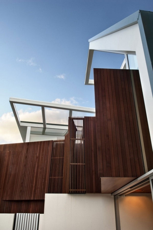 Casa de frente para o revestimento da fachada de madeira Sea-Wellington