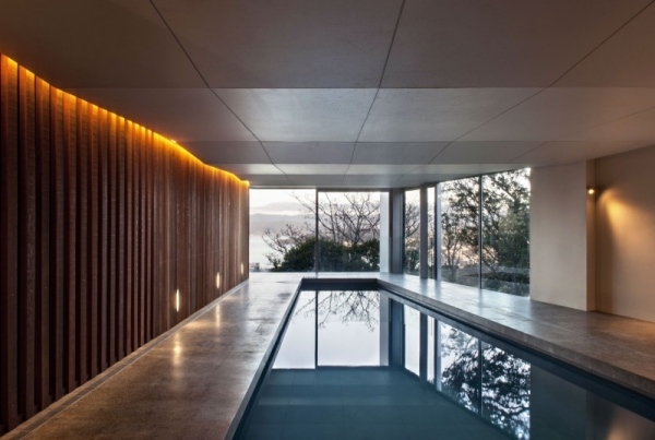 Casa com piscina coberta e arquitetura moderna com vista para o mar