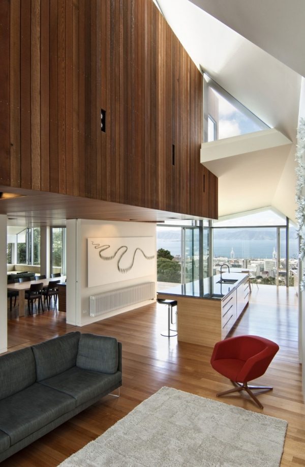 Interior moderno com elemento de madeira cheio de luz