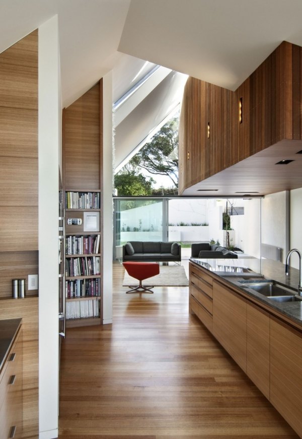 Estantes de cozinha de plano aberto de casa piso de madeira