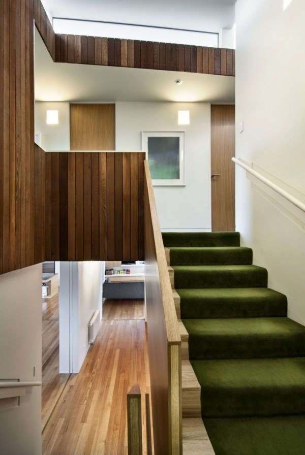 Piso de casa de escadas revestido com piso verde-carpete