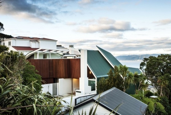 Elementos assimétricos de fachada de madeira de casa - Nova Zelândia