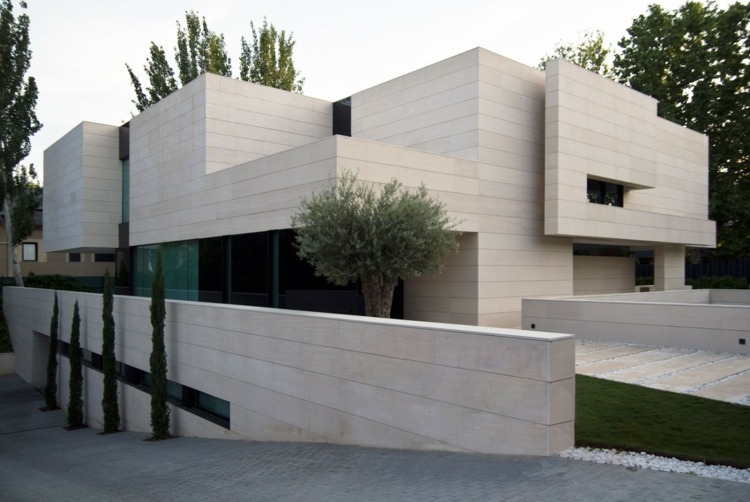 casa com escada em espiral moderna fachada de pedra árvore de seixos