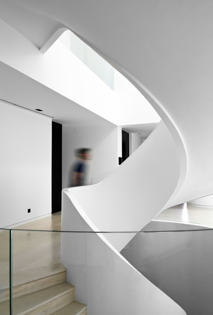 casa moderna escada em espiral corrimão piso de vidro branco