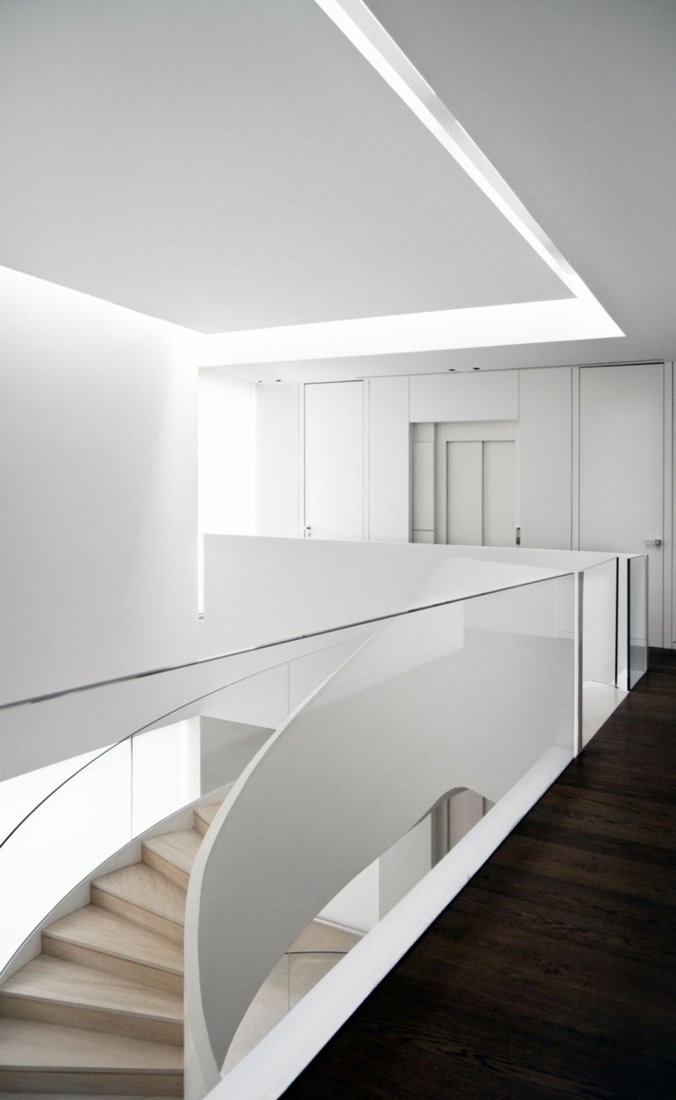 casa moderna escada em espiral corrimão de vidro parquet madeira escura teto de iluminação