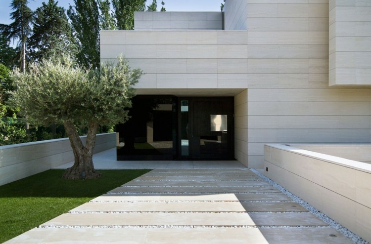 casa moderna escada em espiral design de entrada de automóveis árvore minimalista porta do quintal