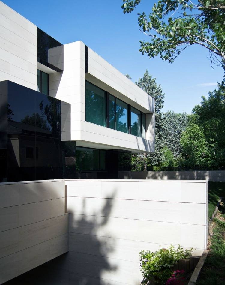 casa com escada em espiral moderna espanha design preto minimalista