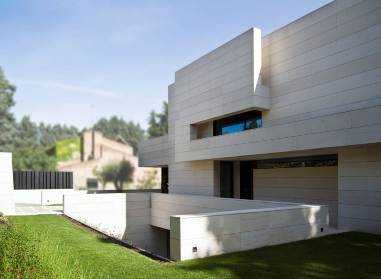 casa com escada em espiral moderna design exterior gramado ladrilhos de pedra simples