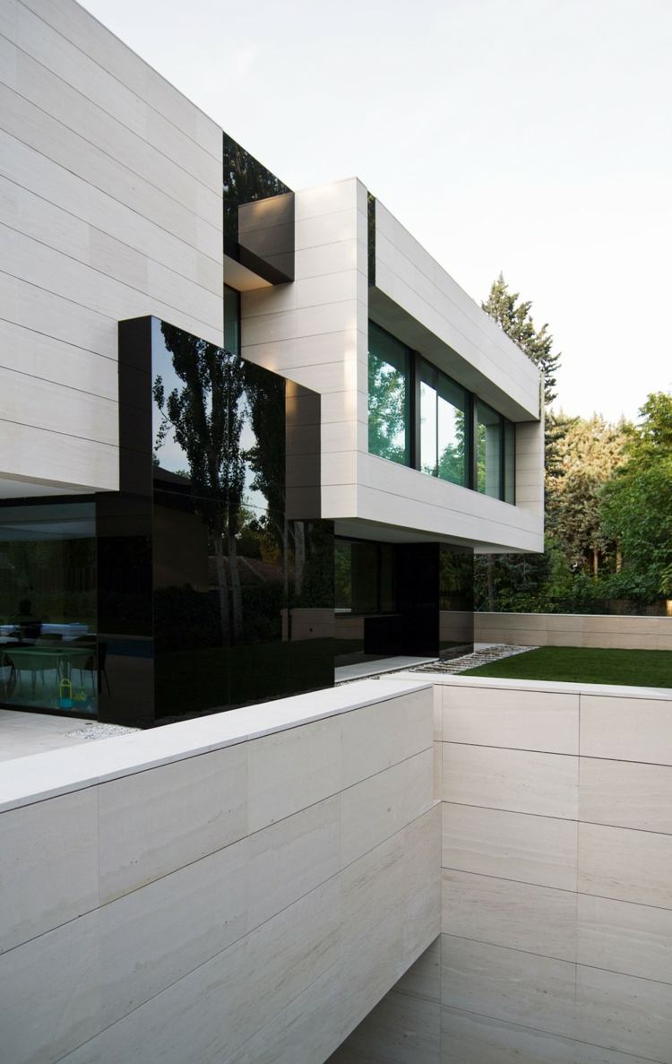 casa com escada em espiral moderna janela de alto brilho na parede preta