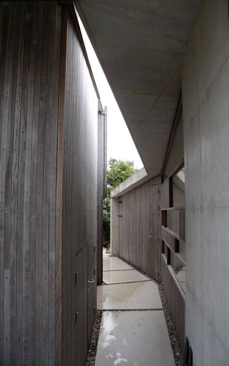 fachada de madeira entre edifícios caminho de jardim lajes de concreto