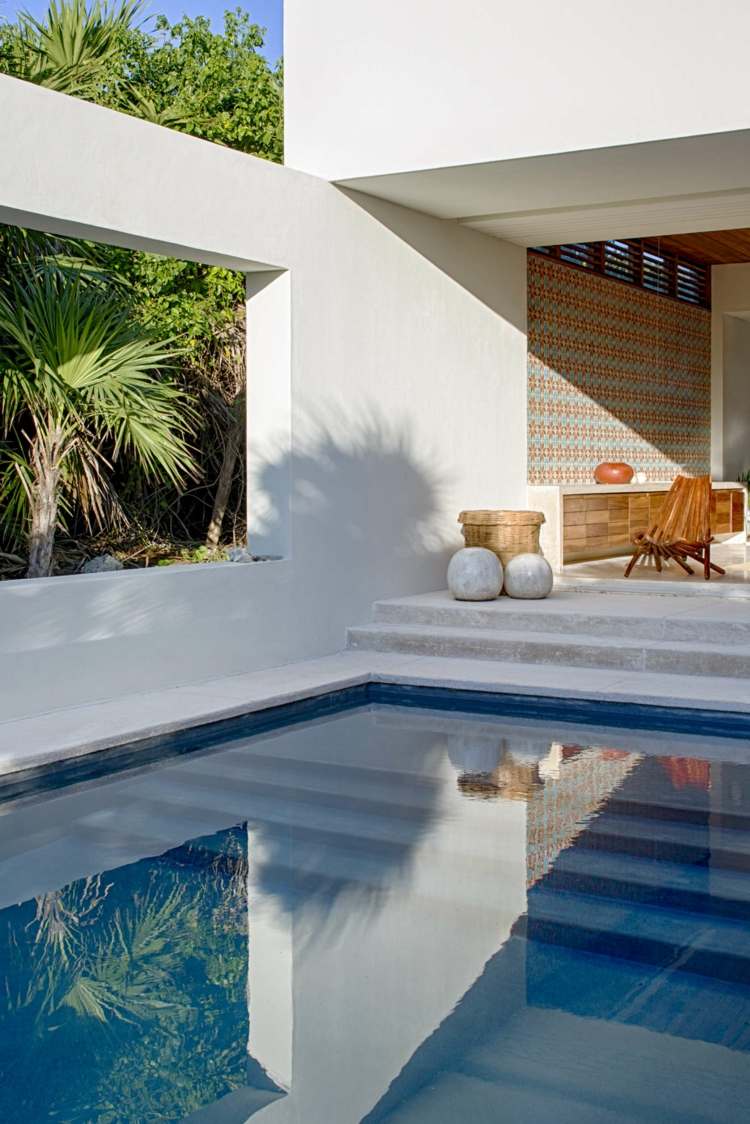casa com decoração rústica piscina externa piso de concreto palmeira