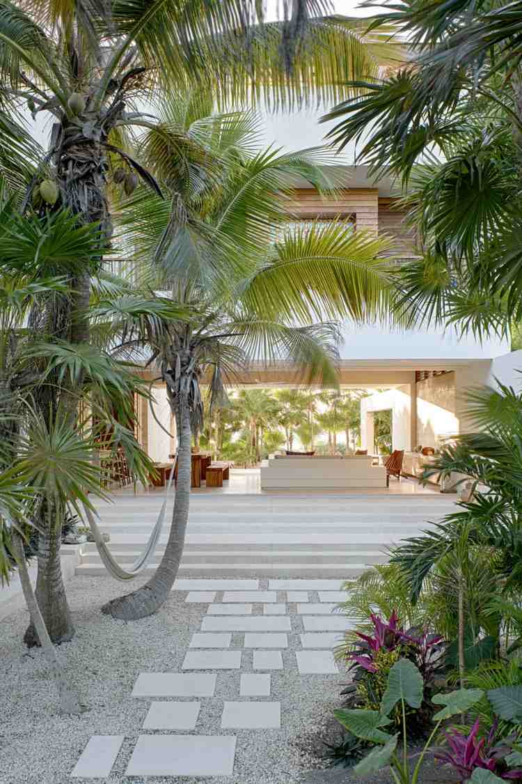 flair casa rústica estrutura residencial jardim ao ar livre palmeiras flores jardim caminho escadas