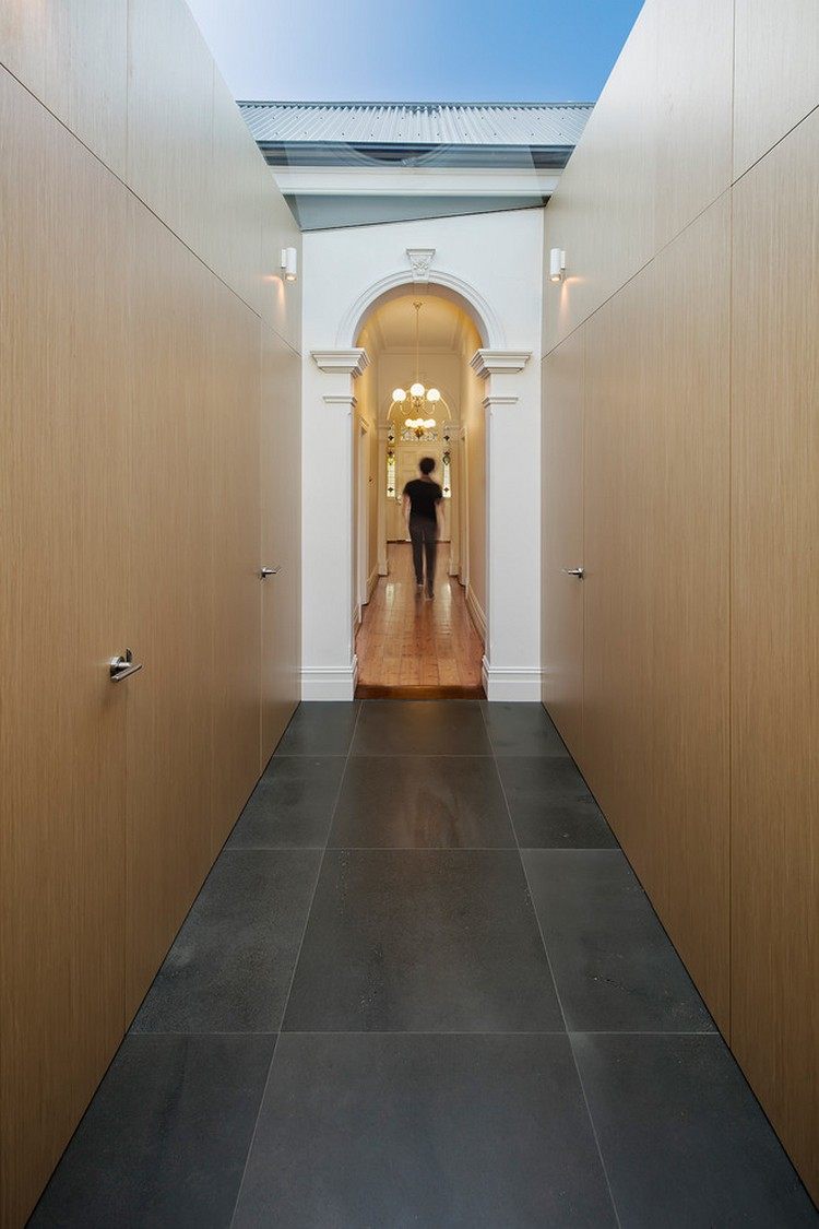 Extensão da casa - telhado de duas águas-corredor-vidro-teto-madeira-portas-piso de ladrilho