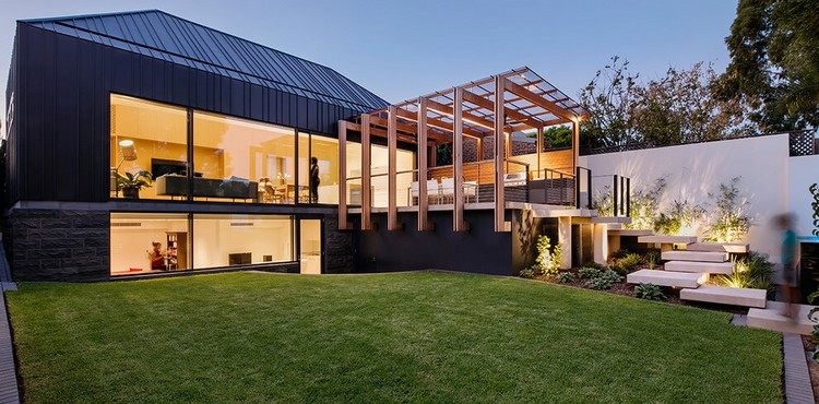 Extensão de casa com terraço inclinado-grande-ao ar livre-gramado-casa de temporada
