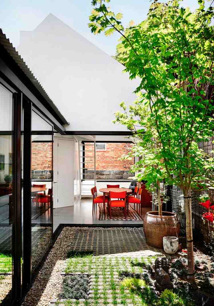 Extensão da casa adicionando portas corrediças de vidro com plantas no pátio interno