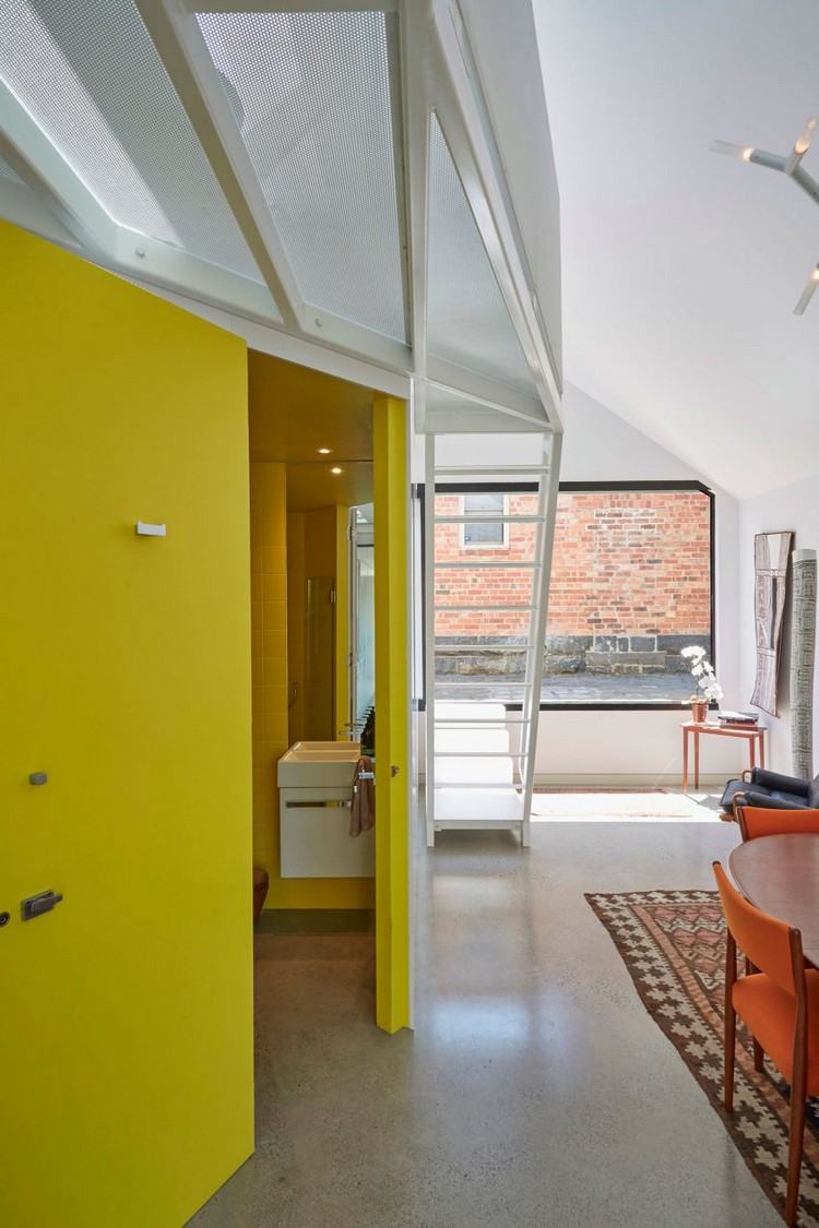 casa-extensão-extensão-branco-interior-amarelo-banheiro
