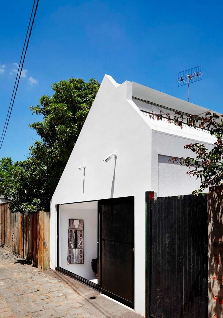 Extensão da casa adicionando beco de fachada branca
