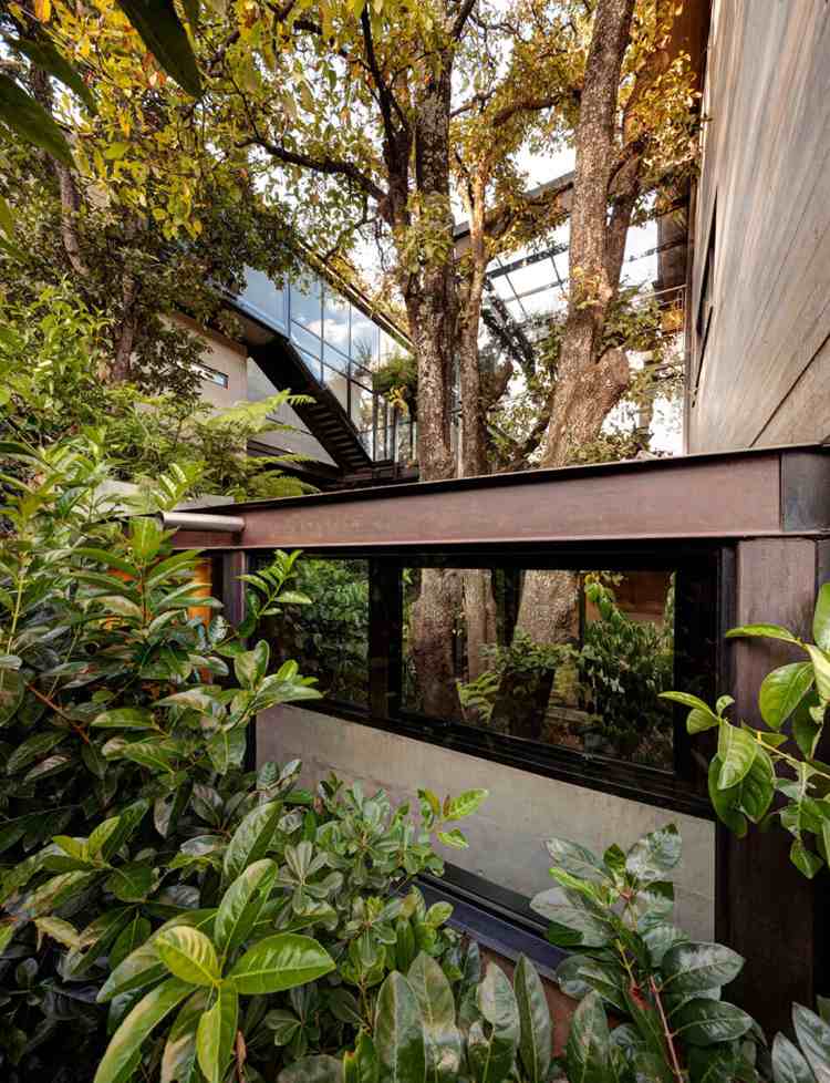Fachada da casa feita de vidro -estético-moderno-exterior-paisagem-concreto-aço