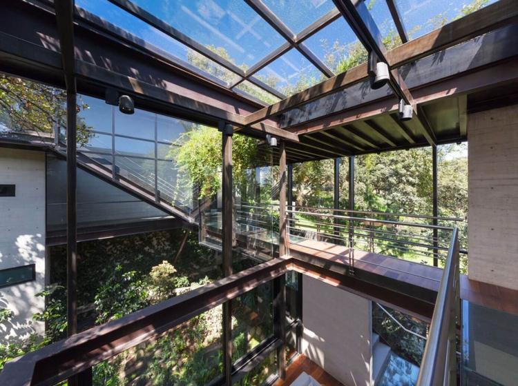 fachada da casa-vidro-moderno-estética-interior-telhado de vidro-aço construção-escadas
