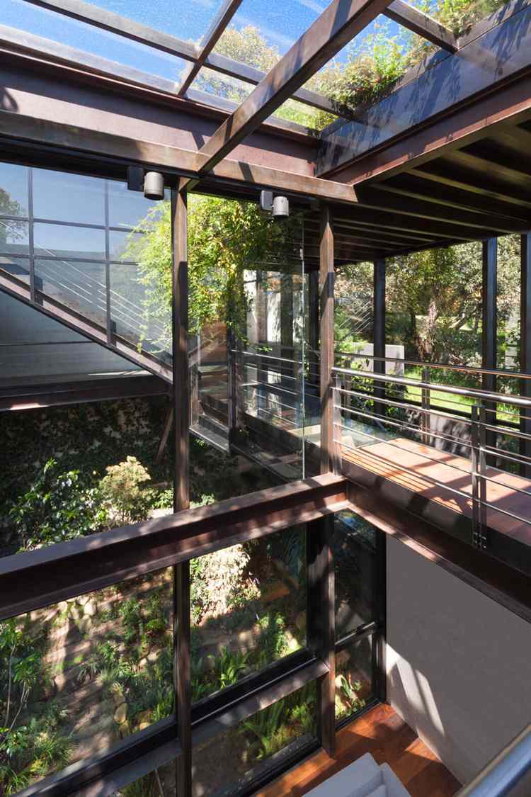 fachada da casa-vidro-moderno-estética-interior-terraço-aço-construção-escadas-natureza