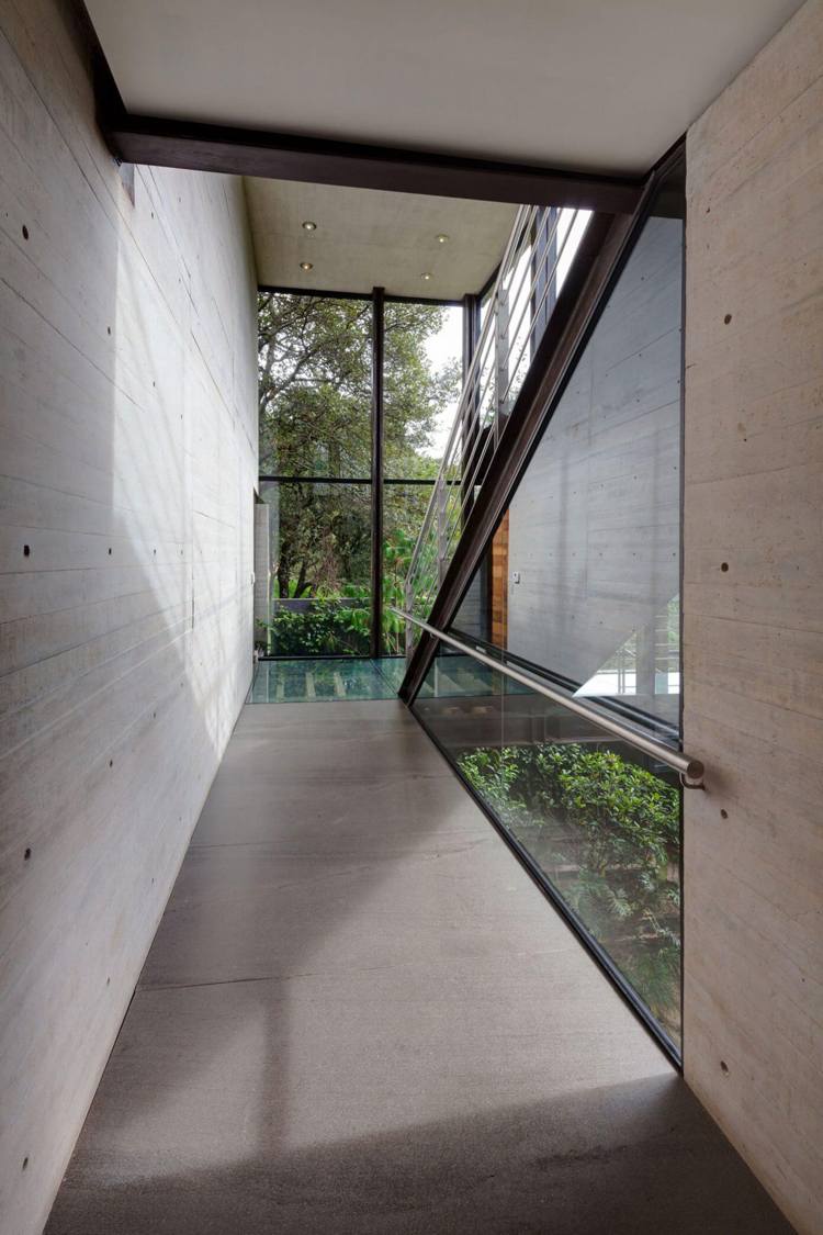 fachada da casa-vidro-moderno-estética-interior-concreto-corredor-aço inoxidável-corrimão