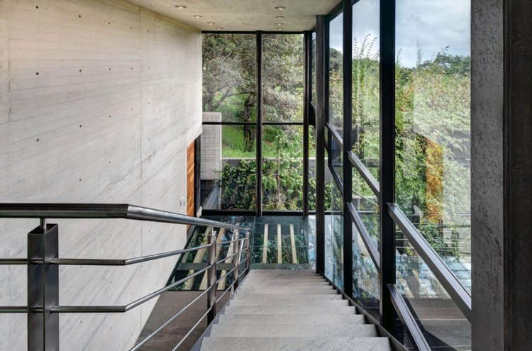 casa-fachada-vidro-moderno-estética-interior-escadas-degraus-aço