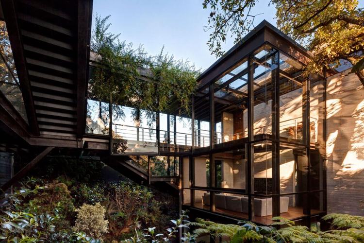 casa-fachada-vidro-moderna-estética-exterior-natural-planta-aço