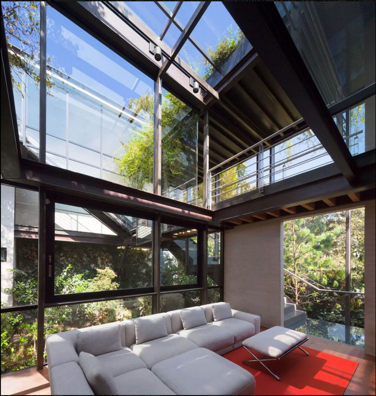 fachada da casa-vidro-moderno-estética-interior-sofá-cinza-natural-telhado de vidro