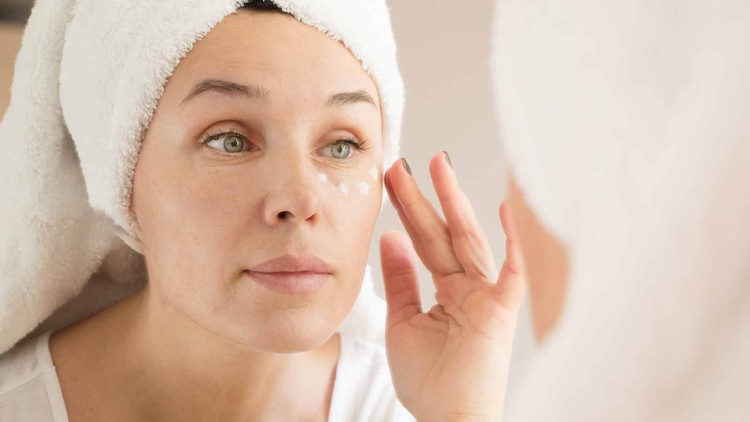 Prevenção de problemas de pele no rosto Dicas de cuidados com a pele aplicando loção