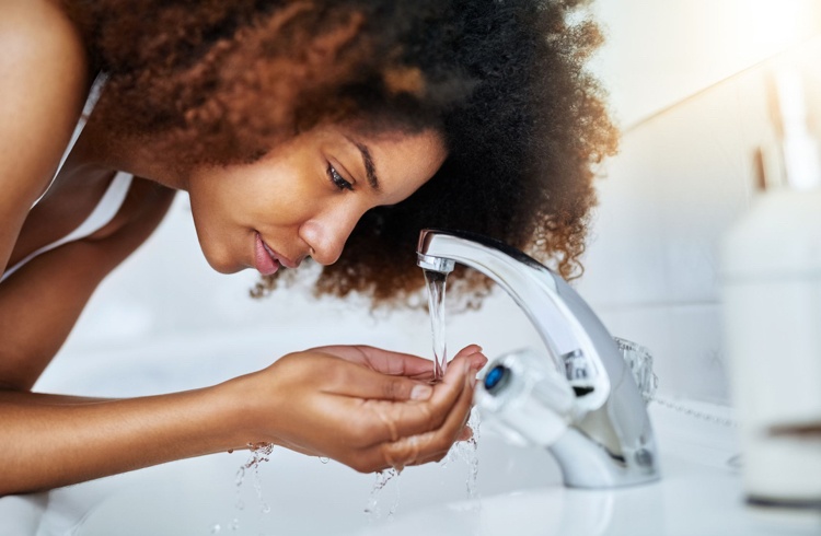 Dicas de limpeza de rosto em casa para iniciantes