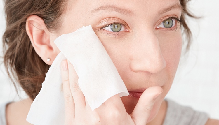 Evite problemas de pele no rosto com um respirador. Limpe o rosto em casa