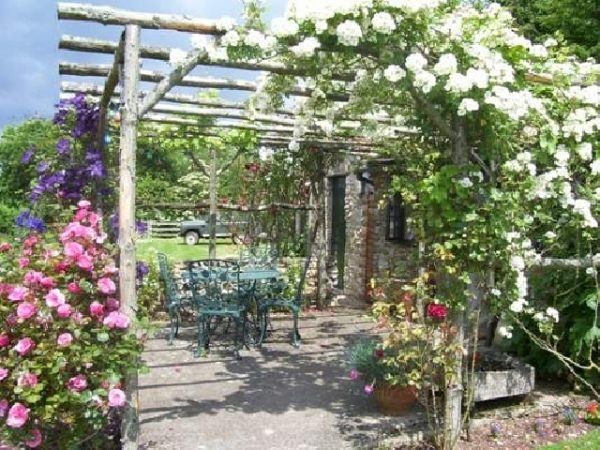 Mesa de jardim - grade de madeira - flores brancas