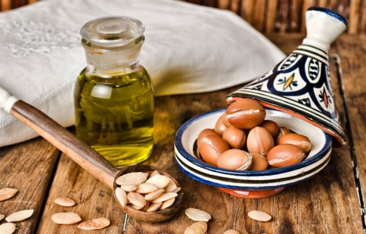 Óleo de argila-máscara-rosto-toque-argan curativo-garrafa-baga-fruta-colher de madeira-produto natural