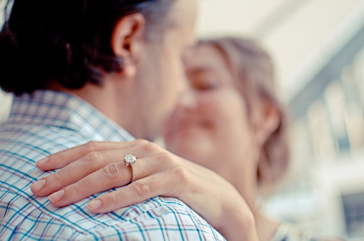 Ideias de proposta de casamento para homem-anel-mulher-platina-gema-pedra-pedra-noivado-esquerdo