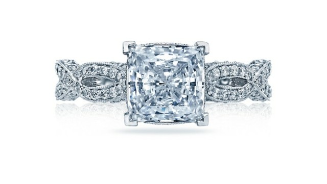 Comemore o noivado, compre um anel de diamante exclusivo e prepare uma bela surpresa