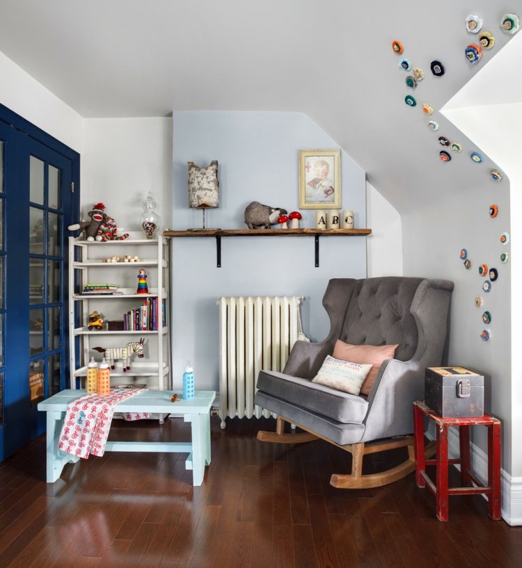 Radiador-pintura-quarto-bebê-branco-cadeira de balanço-poltrona-telhado inclinado