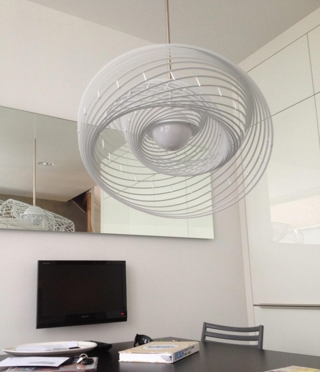 projeto de luz pendente heliográfica em espiral por bartek studio