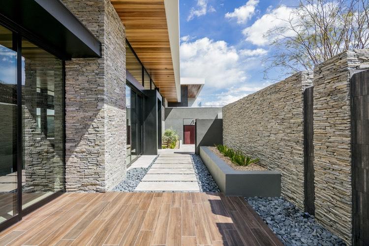 telhas de cerâmica - aparência de madeira - cascalho - parede de pedra natural - lajes de concreto