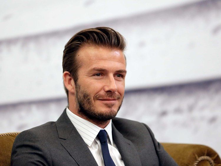 misture gravata azul escura listrada camisa cinza terno regras guia de instruções conselheiro david beckham
