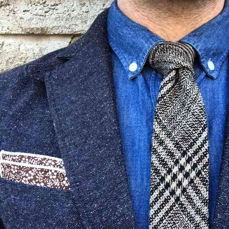jaqueta azul índigo camisa jeans tecido gravata com padrão floral