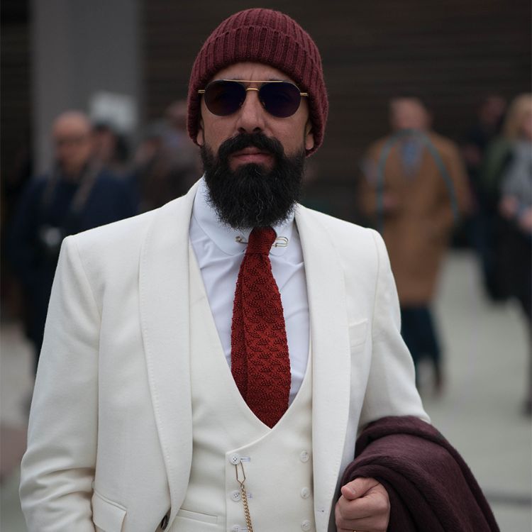 terno branco caxemira chapéu barba óculos de sol tricotado pino de gravata vermelha camisa branca colete ouro corrente