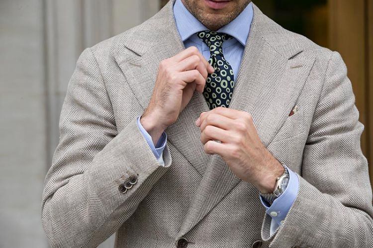combinação de terno marrom claro gravata estampada camisa azul claro relógio