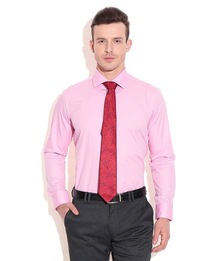 camisa rosa gravata rosa calça cinza escuro cinto de couro preto