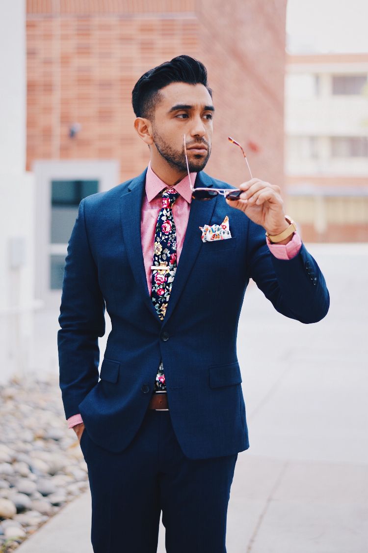 terno azul turquesa estampado escuro com pontos de gravata rosa claro camisa quadrada coloque óculos