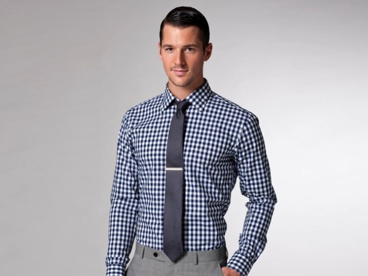 combinação de gravata de calça cinza com camisa xadrez