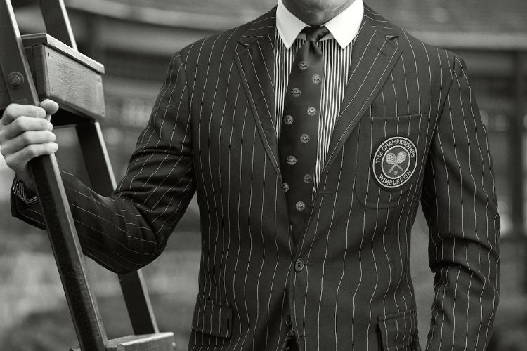 terno preto branco wimbledon gravata preta com logotipo listrado camisa combinar cinza