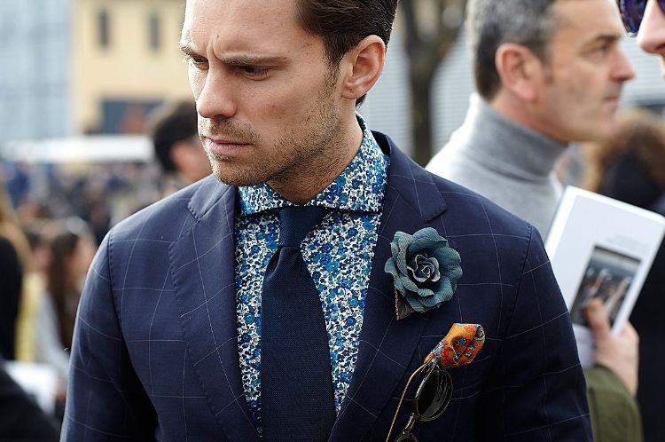 combinação de gravata de camisa com blazer xadrez com estampa componente de flor