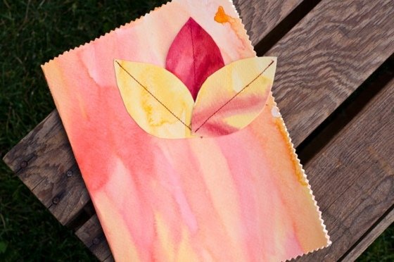 Cartões feitos de papel com folhas