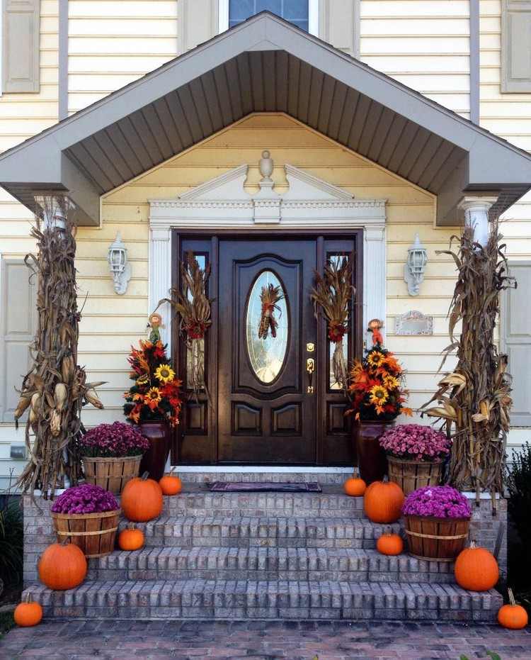 outono-decoração-casa-entrada-barril de madeira-roxo-crisântemo-laranja-abóbora-milho-folha-colunas